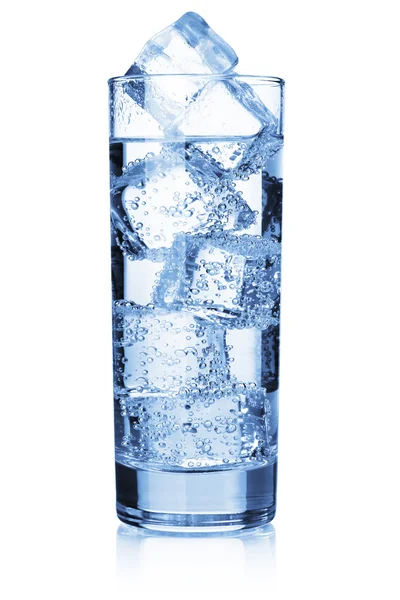 Вода с кубиками льда — стоковое фото