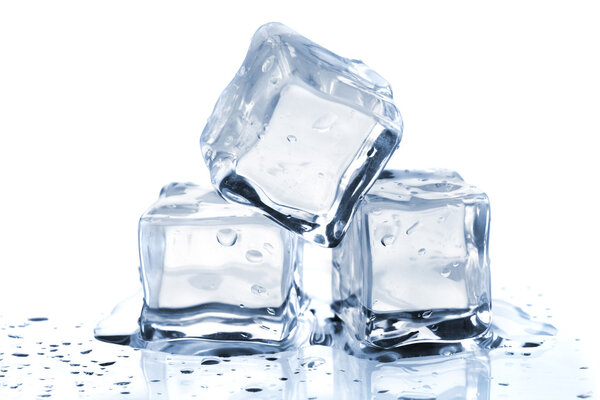 Три тающих кубика льда
