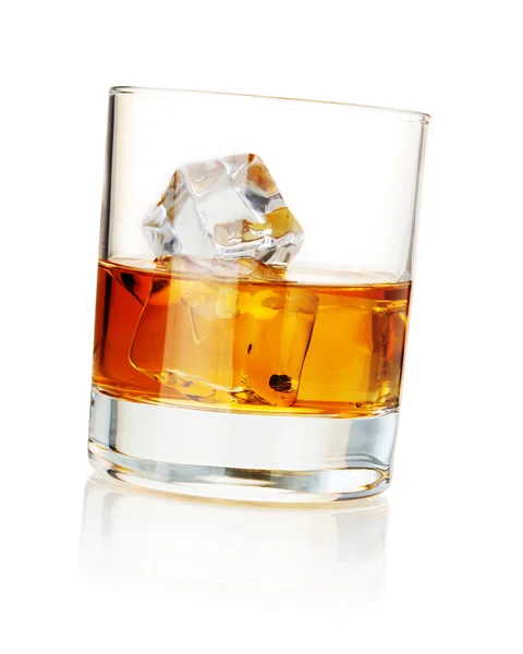 Whisky z kostkami lodu — Zdjęcie stockowe