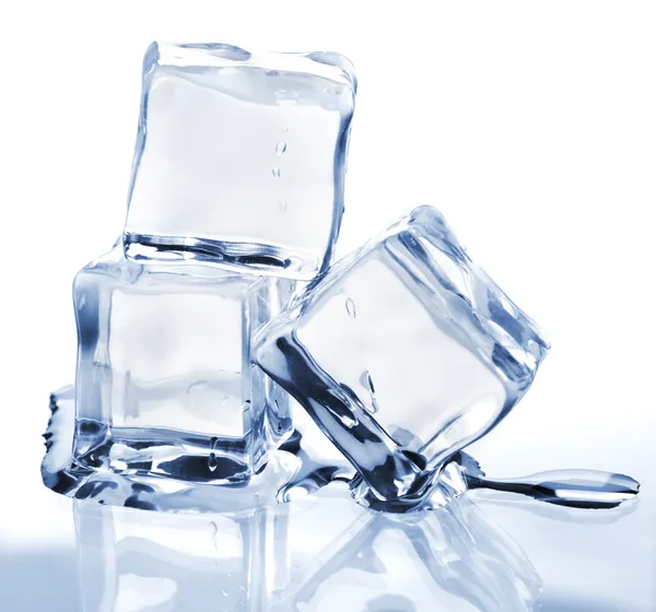 Tre cubetti di ghiaccio fondenti — Foto Stock
