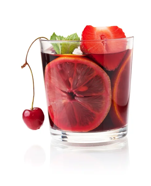 Verfrissende fruit sangria met aardbei, sinaasappel en kersen — Stockfoto