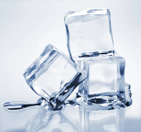 Drie smeltende ijsblokjes — Stockfoto