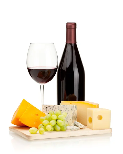 Kırmızı şarap, peynir ve üzüm. — Stok fotoğraf
