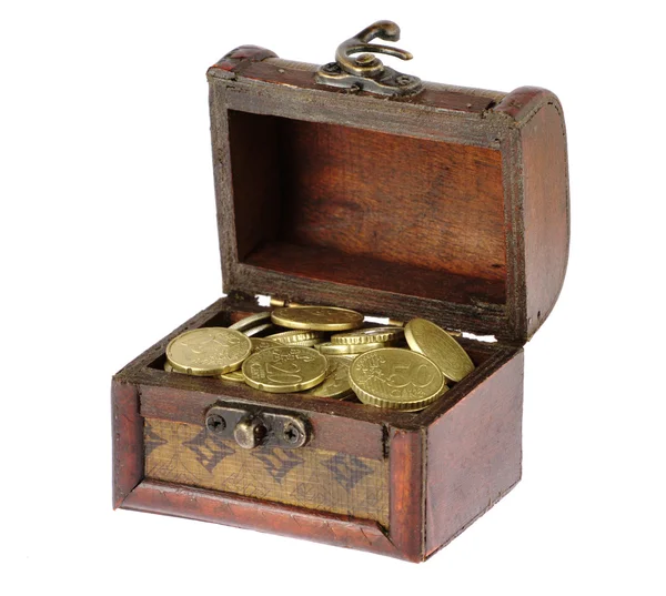 Drewniana kasetka pełne monet — Zdjęcie stockowe