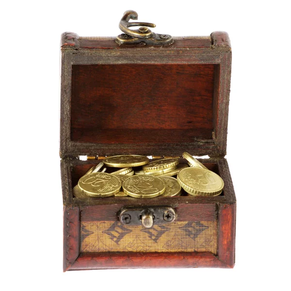 Cassettone di legno pieno di monete — Foto Stock