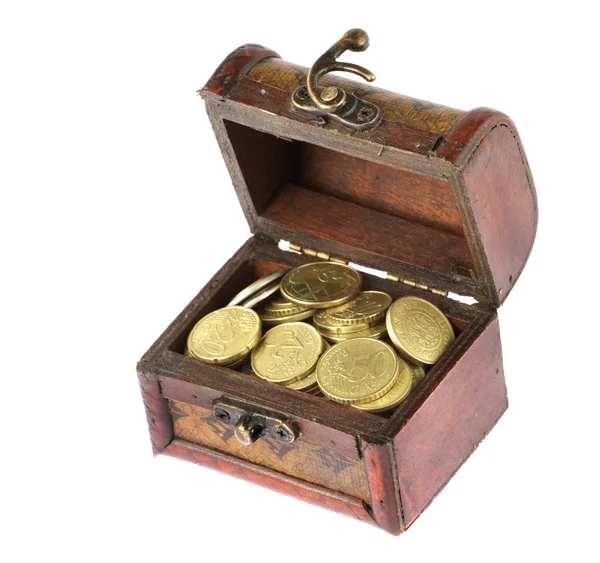 Cassettone di legno pieno di monete — Foto Stock