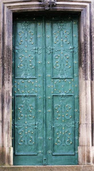 Puerta verde de metal viejo —  Fotos de Stock