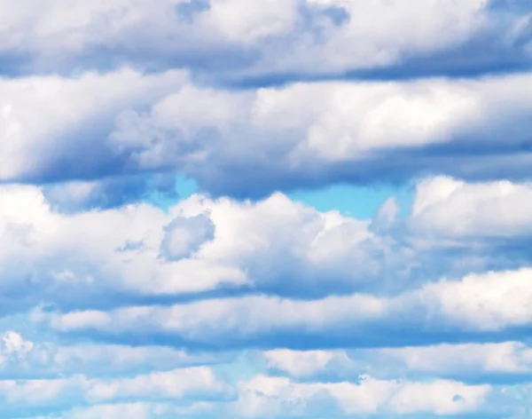 Прекрасные белые облака на голубом небе — стоковое фото
