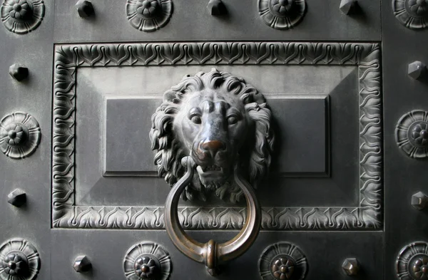 Stare drzwi metalowe z głową Lwa jako Kołatka — Zdjęcie stockowe