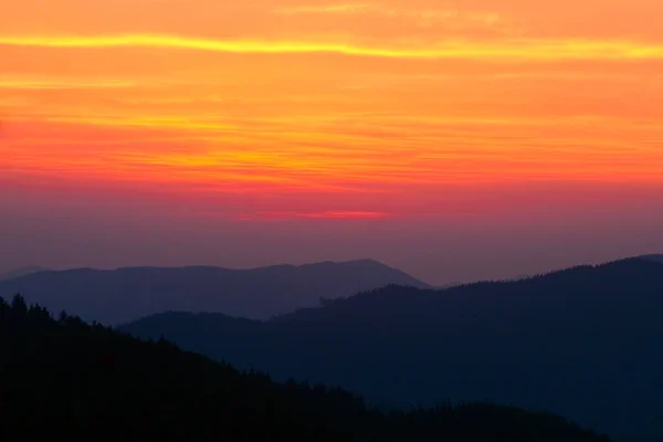 Dağların üzerinden günbatımı güzel gökyüzü — Stok fotoğraf