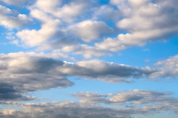 Nuvens no céu azul do pôr do sol — Fotografia de Stock