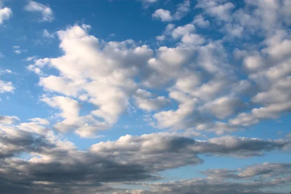 Nubes en el cielo azul del atardecer — Foto de Stock