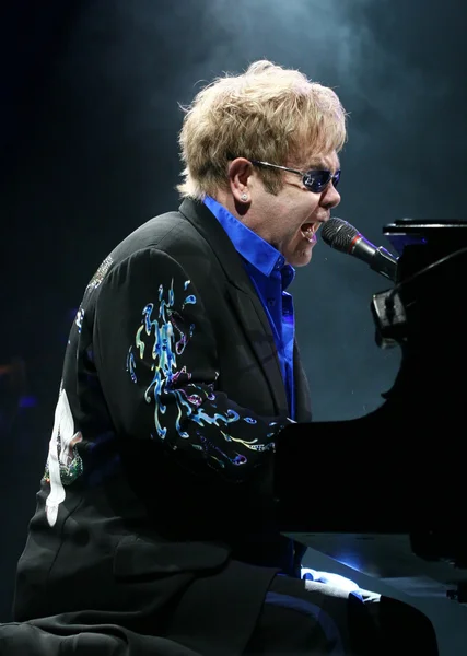 Sir Elton John concierto en vivo en Minsk, Bielorrusia en junio de 2010 — Foto de Stock