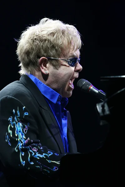 Sir Elton John concierto en vivo en Minsk, Bielorrusia en junio de 2010 — Foto de Stock