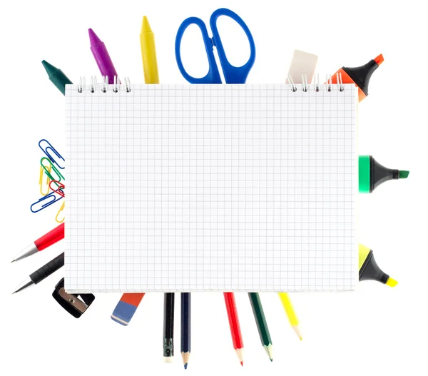 Notepad met het stationaire objecten op witte achtergrond — Stockfoto