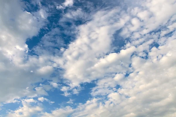 Krásná bílá oblaka na modré obloze — Stock fotografie