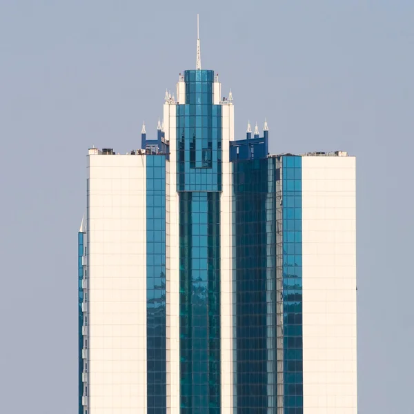 Bürogebäude vor blauem Himmel — Stockfoto