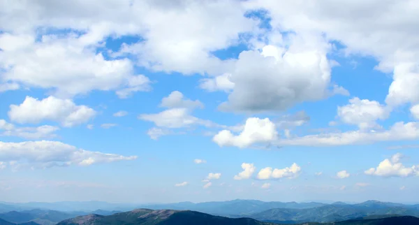Горный пейзаж с голубым небом — стоковое фото