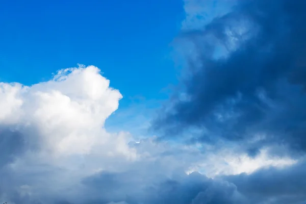 蓝天中的云彩 — 图库照片