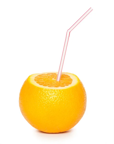 Naranja con paja de cóctel aislada sobre fondo blanco — Foto de Stock