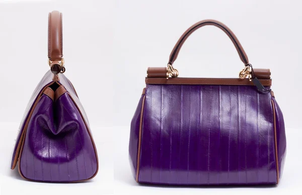 白の背景に紫のバッグ — ストック写真