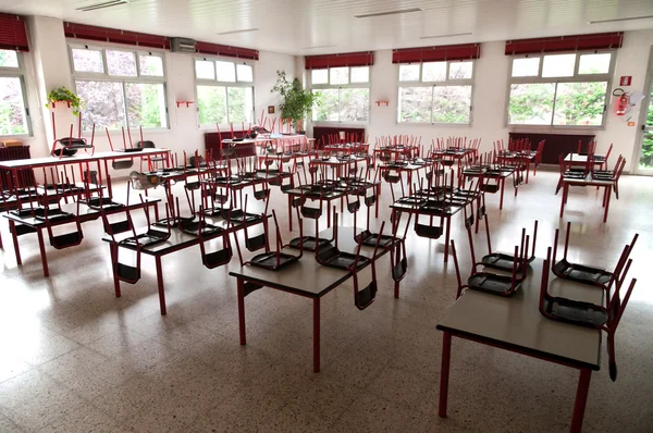 Столовая пустой школы — стоковое фото