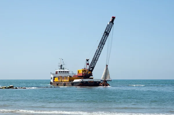 Barge dredging a harbor — Stock Photo, Image
