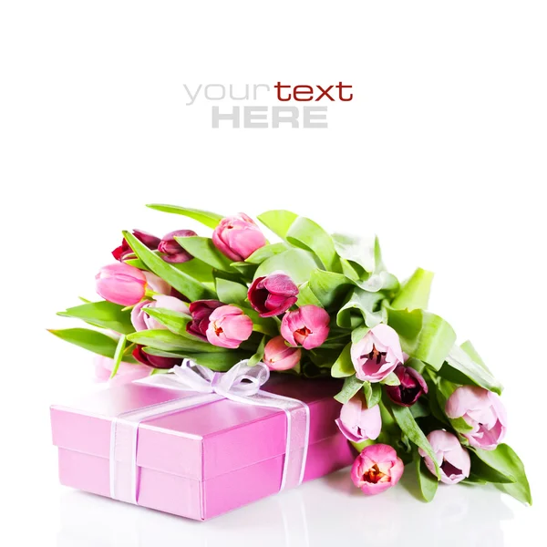 粉红色的郁金香和礼品盒 — 图库照片