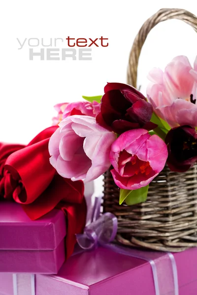 Roze tulpen en geschenkdozen — Stockfoto