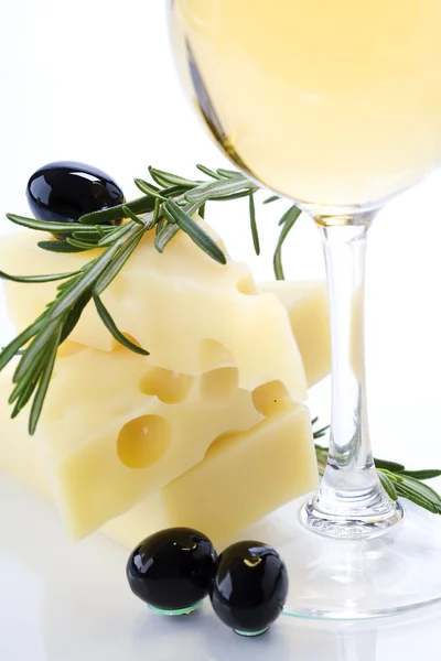 Oliven, Käse und Weißwein — Stockfoto