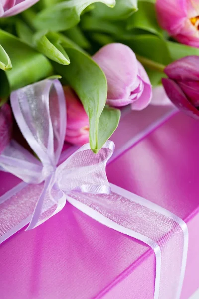 Różowe tulipany i pudełko — Zdjęcie stockowe