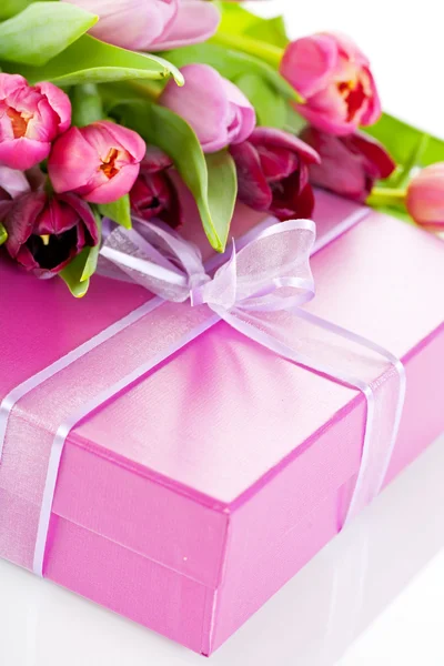 Розовые тюльпаны и подарочная коробка — стоковое фото