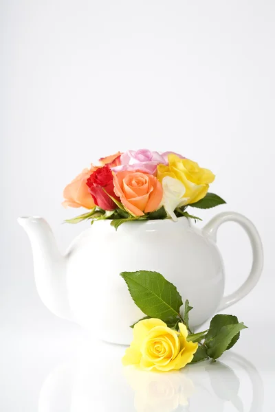 Teapot with a fresh roses — Stock Photo, Image