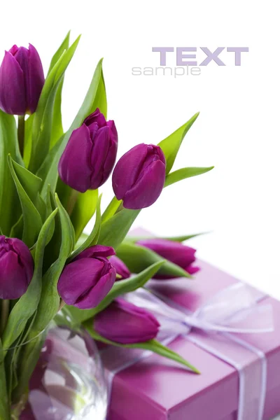 Roze tulpen en geschenkdoos — Stockfoto