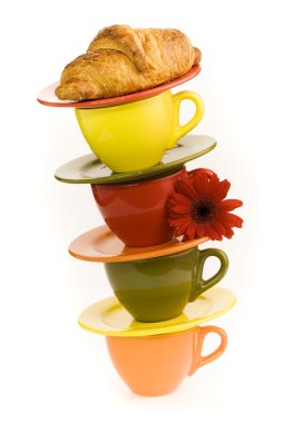 renkli bardak ve taze kruvasan