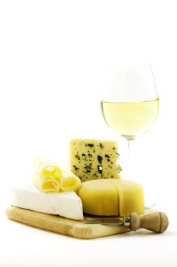 beyaz şarap ve peynir
