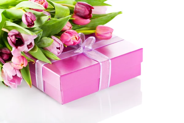 Tulipanes rosados y caja regalo —  Fotos de Stock