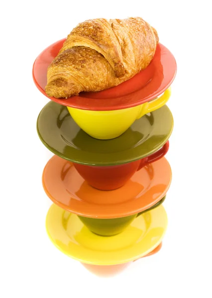 彩色杯子和新鲜牛角面包 — 图库照片