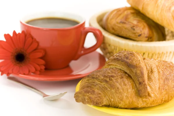 Śniadanie z kawą i rogalikami — Zdjęcie stockowe