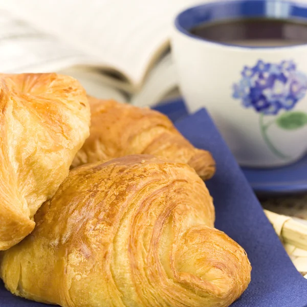 Frukost med kaffe och croissanter — Stockfoto