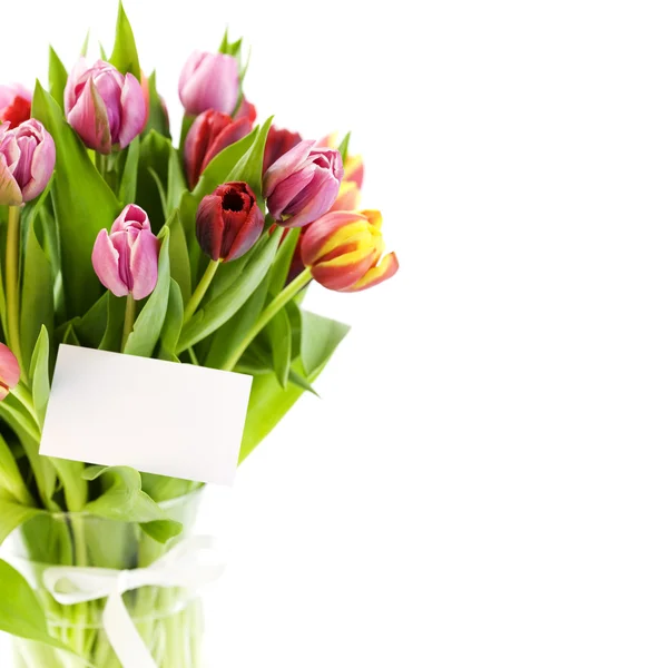 Buquê de tulipas com um cartão presente em branco — Fotografia de Stock