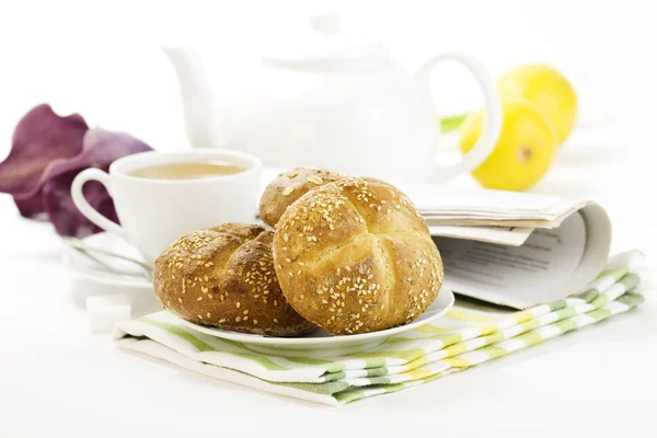 Ontbijt whith krokant Frans brood — Stockfoto