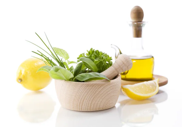 Olivenöl, Heilkräuter und Zitrone — Stockfoto