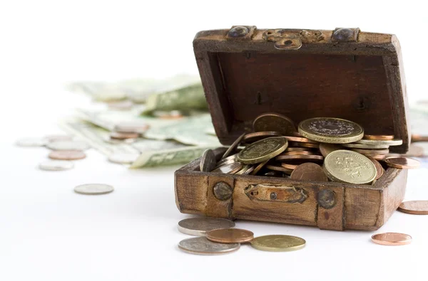 Oud bruin koffer vol geld — Stockfoto