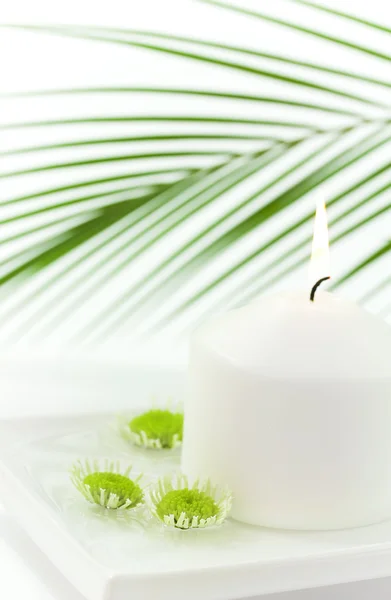 Weiße Kerze und schwimmende Blumen — Stockfoto