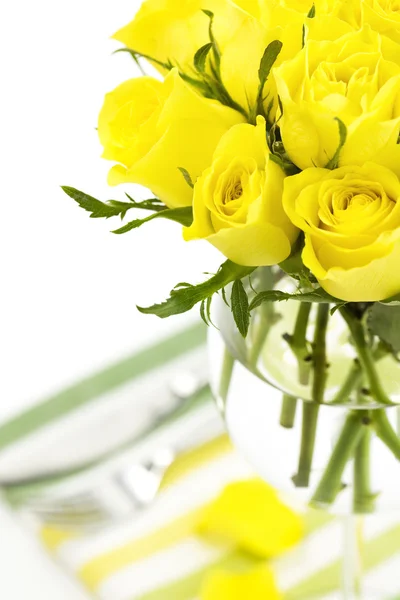 Couvert met gele rozen — Stockfoto