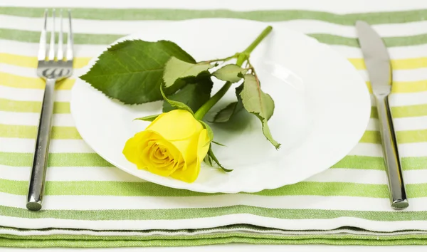 Θέση που θέτει με κίτρινο τριαντάφυλλο — Φωτογραφία Αρχείου