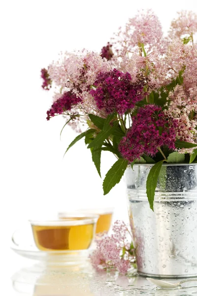 凉茶和花 — 图库照片
