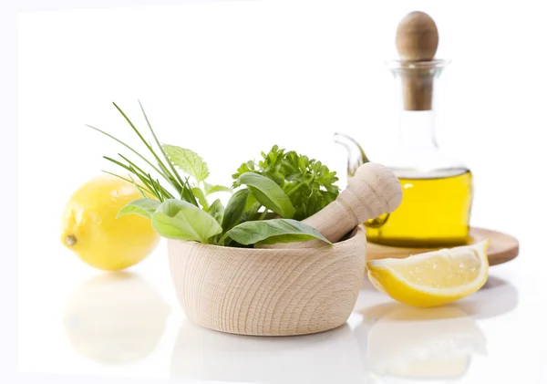 Olijfolie, healing kruiden en citroen — Stockfoto