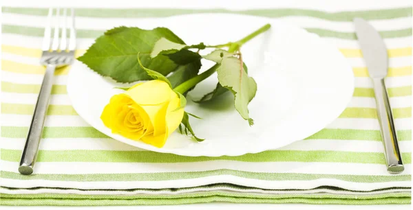 Prostírání s žlutá růže — Stock fotografie
